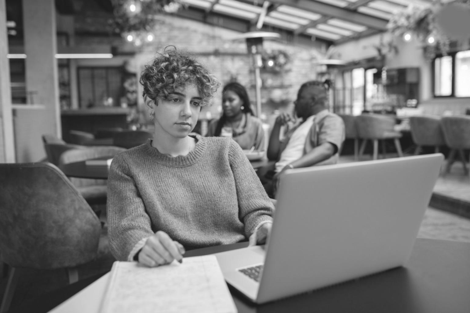 Unternehmer bei der Analyse von Finanzunterlagen am modernen Arbeitsplatz