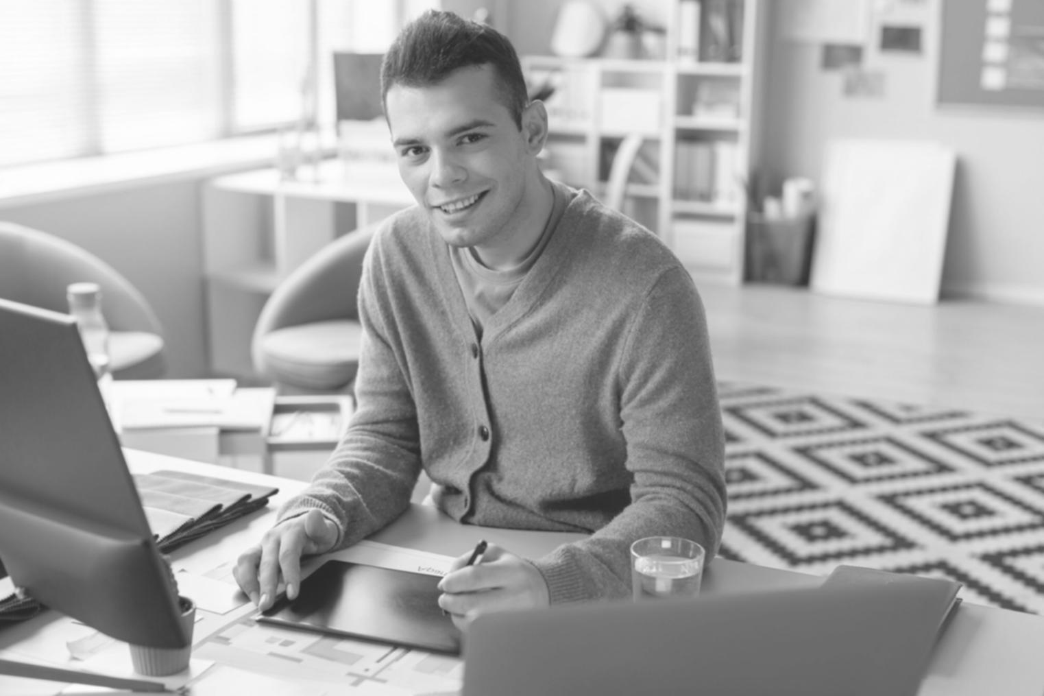 Übersicht über moderne Arbeitsplätze mit mehreren Monitoren für Finanzanalysen