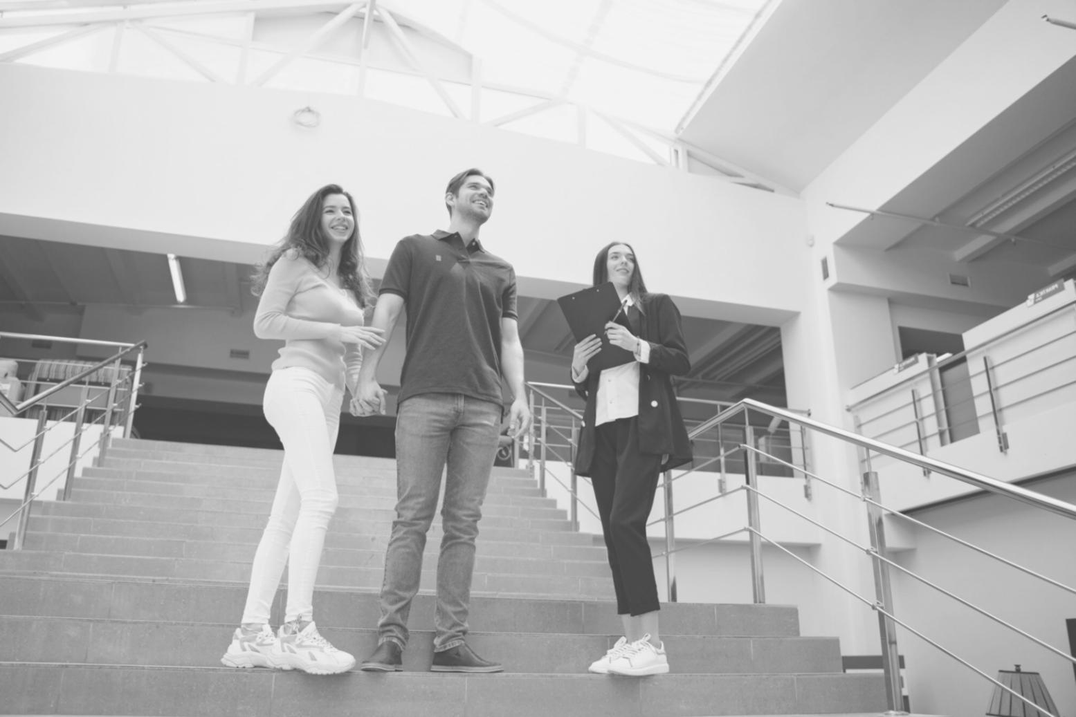 Cash Flow Analyse Prozess mit Dokumenten und Berechnungen auf einem Schreibtisch