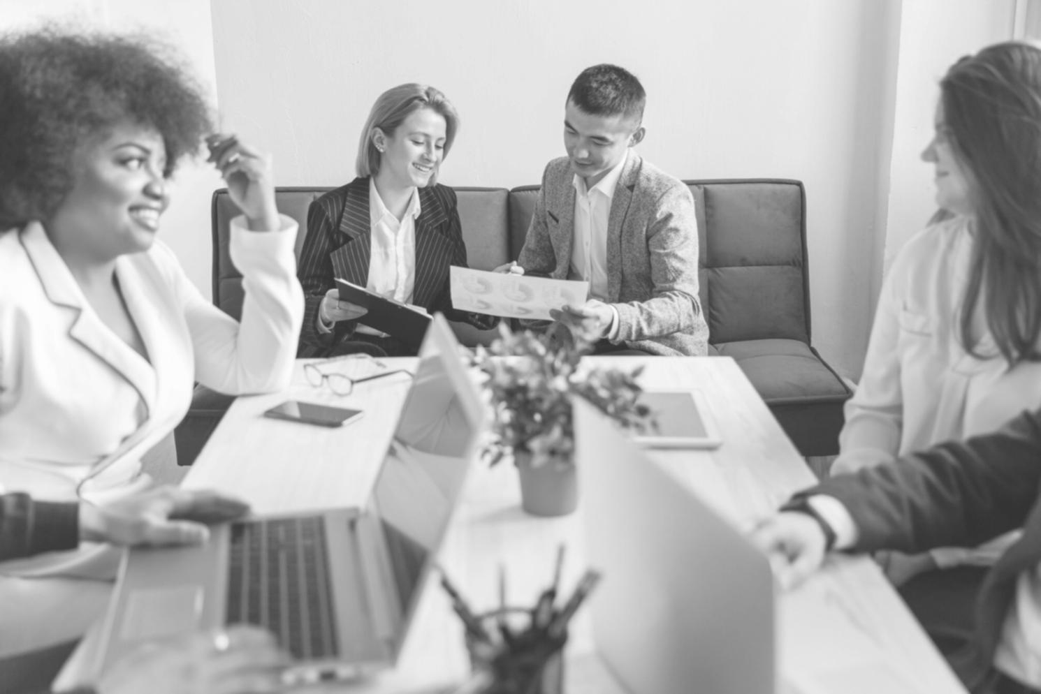 Moderne Büroumgebung mit Finanzberatung und Laptop auf einem Konferenztisch