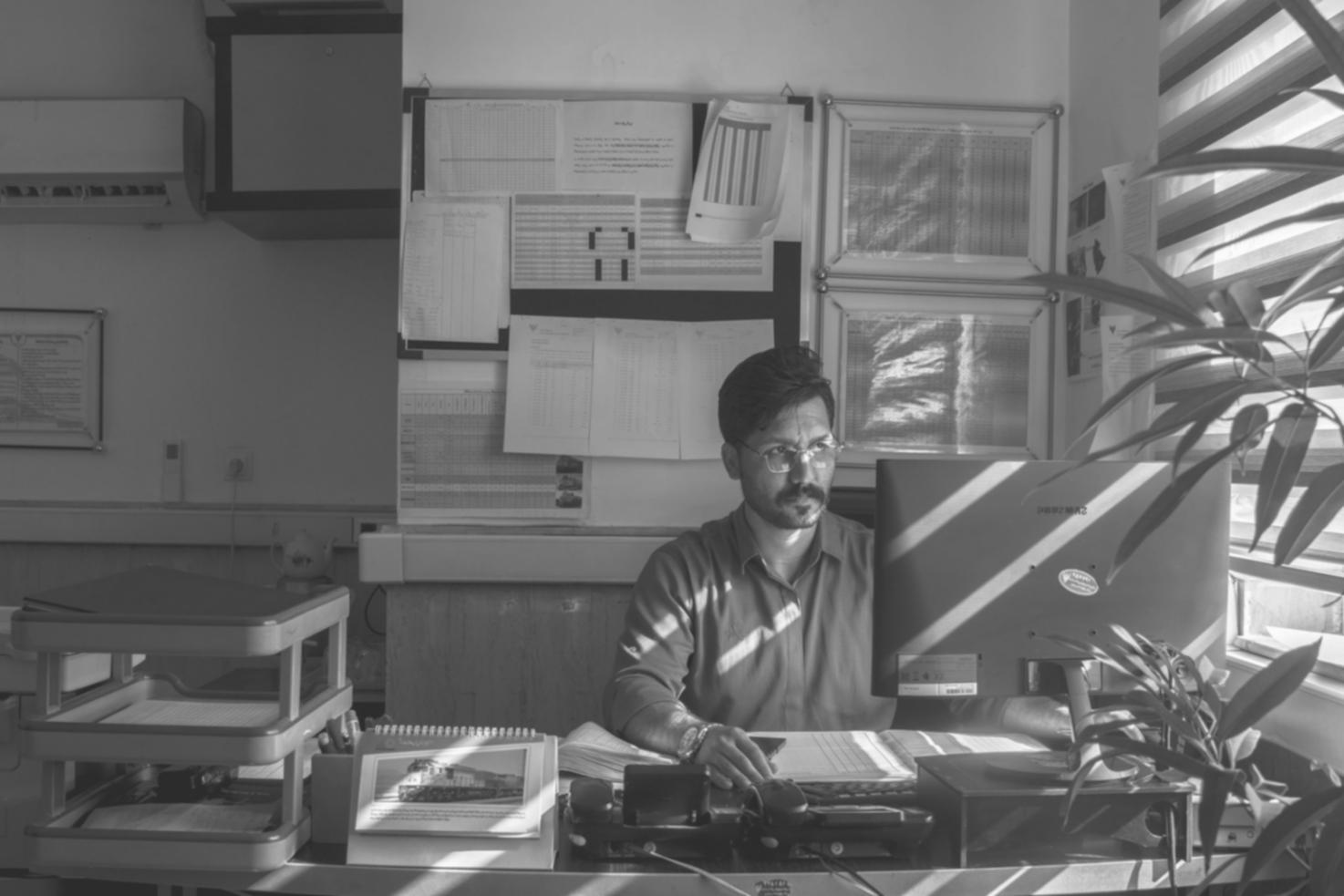 Detailaufnahme von Finanzdiagrammen und Berechnungen auf einem Schreibtisch