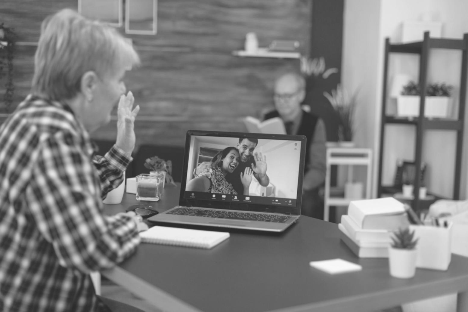 Professioneller Arbeitsplatz mit Finanzunterlagen und Computer für Cash Flow Beratung