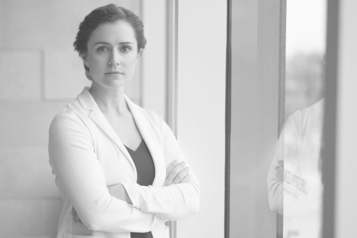 Team-Meeting im modernen Büro mit Finanzanalyse auf Bildschirmen