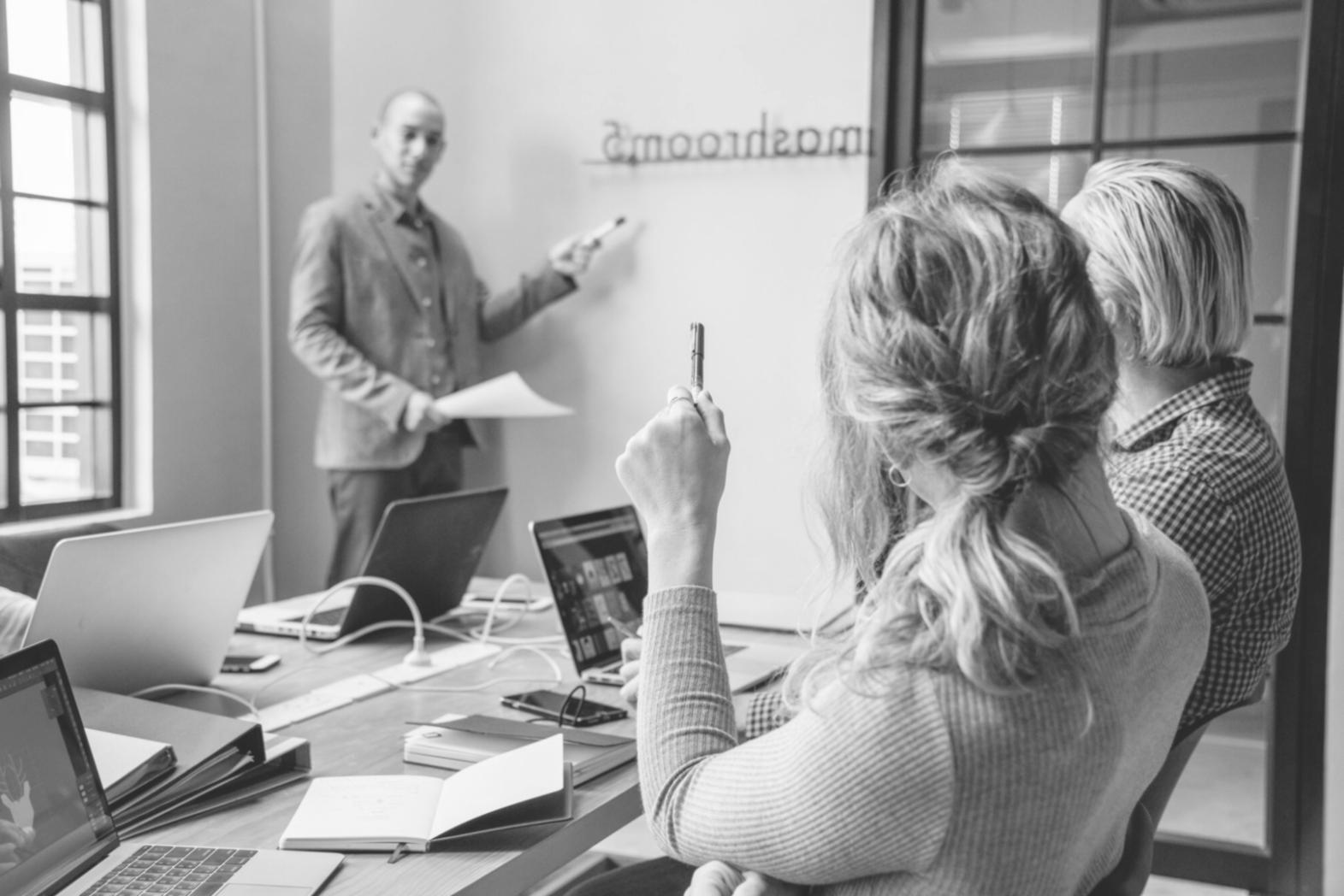 Detailansicht von Finanzberichten und Analyse-Tools auf dem Schreibtisch